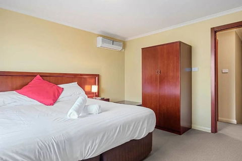 Battery Point Apartment With Car Park - Accommodation Burleigh 5