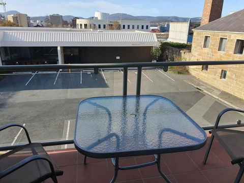 Battery Point Apartment With Car Park - Accommodation Burleigh 11