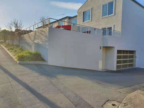Battery Point Apartment With Car Park - Accommodation Burleigh 3
