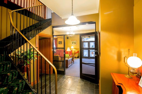 The Tasmanian Inn - Accommodation Burleigh 34