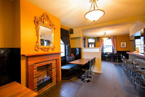 The Tasmanian Inn - Accommodation Burleigh 36