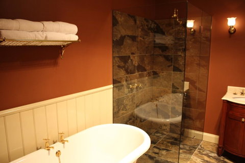 The Tasmanian Inn - Accommodation Burleigh 12