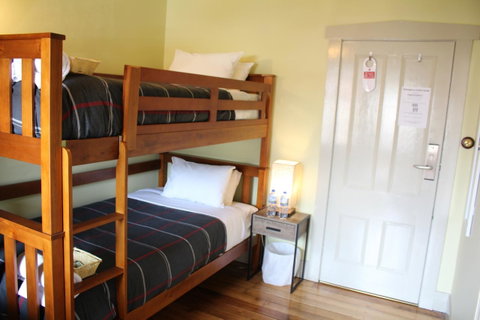 The Tasmanian Inn - Accommodation Burleigh 23