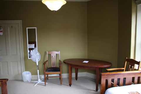 The Tasmanian Inn - Accommodation Burleigh 28