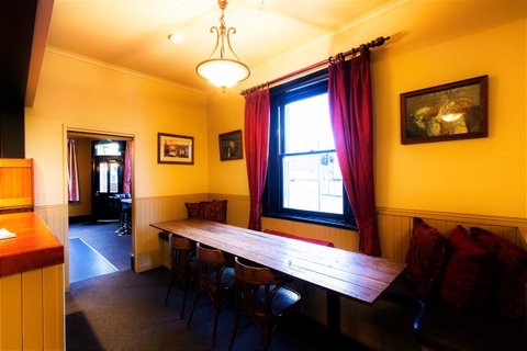 The Tasmanian Inn - Accommodation Burleigh 38