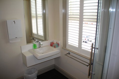 The Tasmanian Inn - Accommodation Burleigh 32
