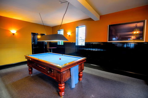 The Tasmanian Inn - Accommodation Burleigh 37