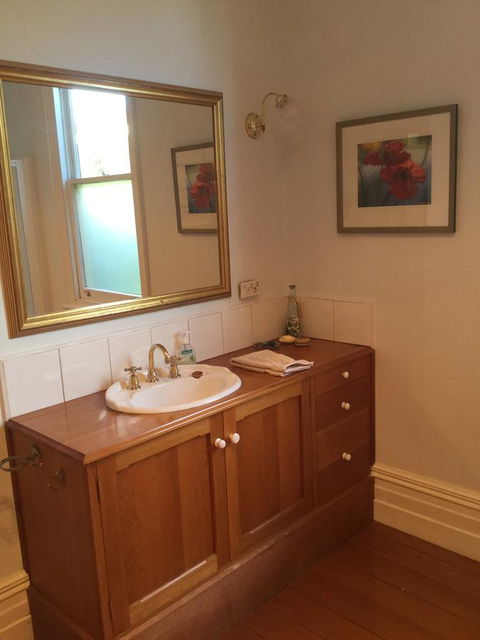 Sandy Bay Cottage - Accommodation Burleigh 9