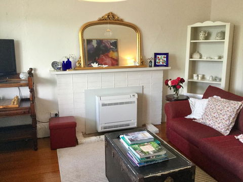 Sandy Bay Cottage - Accommodation Burleigh 2