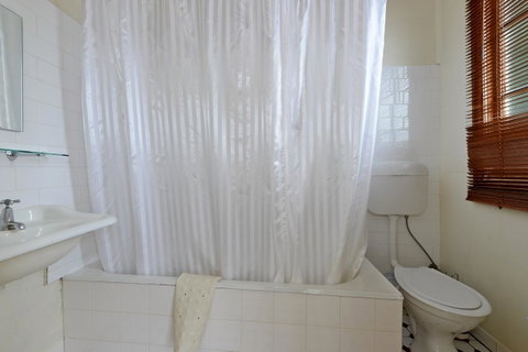 Edinburgh Gallery Bed & Breakfast - Accommodation Burleigh 36
