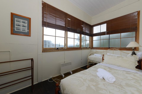 Edinburgh Gallery Bed & Breakfast - Accommodation Burleigh 35