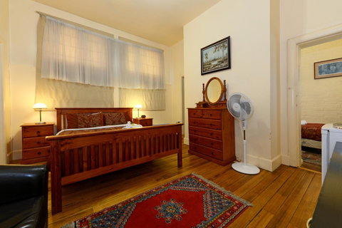 Edinburgh Gallery Bed & Breakfast - Accommodation Burleigh 14