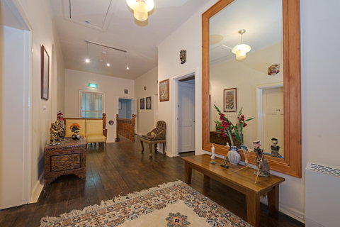 Edinburgh Gallery Bed & Breakfast - Accommodation Burleigh 4
