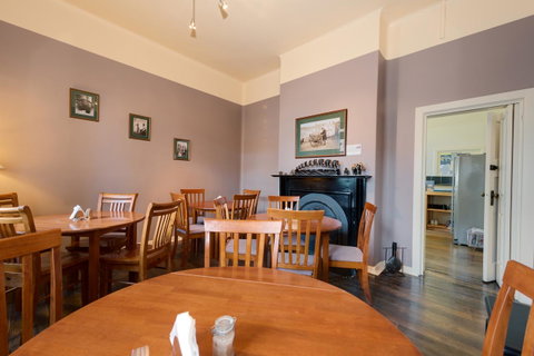 Edinburgh Gallery Bed & Breakfast - Accommodation Burleigh 6
