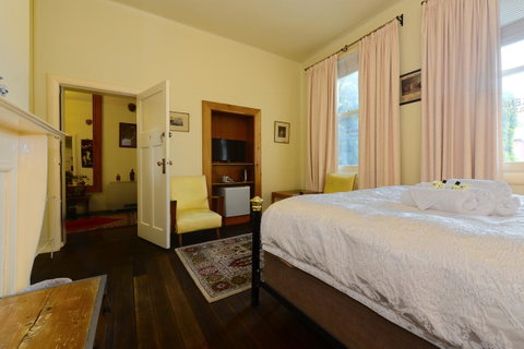 Edinburgh Gallery Bed & Breakfast - Accommodation Burleigh 23