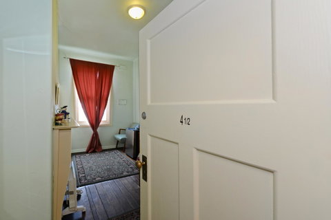 Edinburgh Gallery Bed & Breakfast - Accommodation Burleigh 26