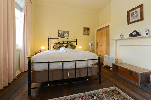 Edinburgh Gallery Bed & Breakfast - Accommodation Burleigh 24
