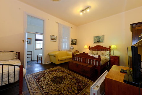 Edinburgh Gallery Bed & Breakfast - Accommodation Burleigh 38