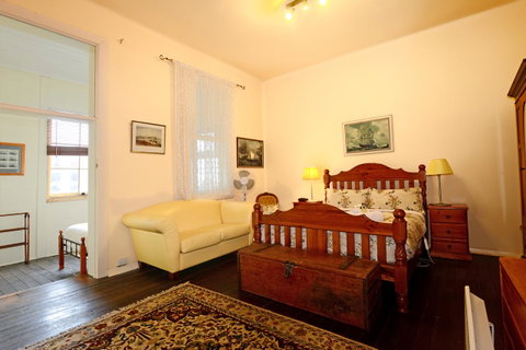 Edinburgh Gallery Bed & Breakfast - Accommodation Burleigh 34