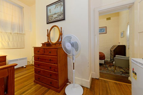 Edinburgh Gallery Bed & Breakfast - Accommodation Burleigh 16