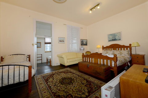 Edinburgh Gallery Bed & Breakfast - Accommodation Burleigh 32