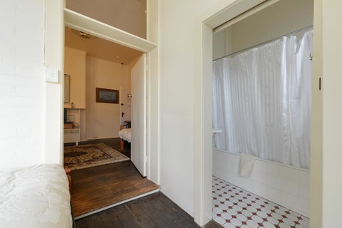 Edinburgh Gallery Bed & Breakfast - Accommodation Burleigh 33