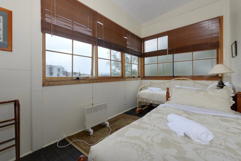 Edinburgh Gallery Bed & Breakfast - Accommodation Burleigh 37