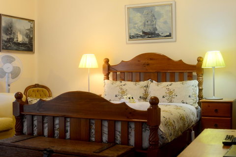 Edinburgh Gallery Bed & Breakfast - Accommodation Burleigh 43