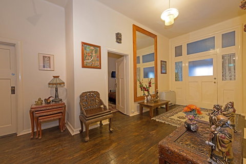 Edinburgh Gallery Bed & Breakfast - Accommodation Burleigh 2