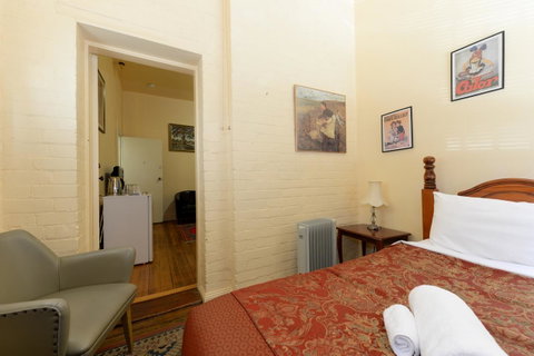 Edinburgh Gallery Bed & Breakfast - Accommodation Burleigh 13