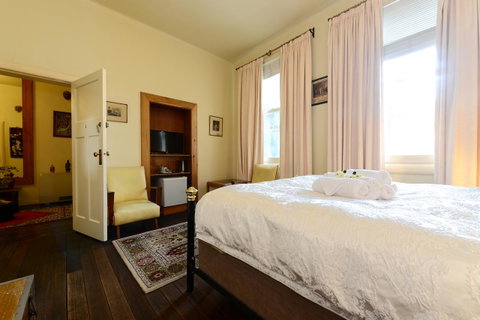 Edinburgh Gallery Bed & Breakfast - Accommodation Burleigh 21
