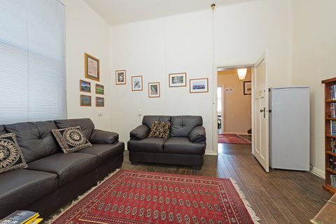 Edinburgh Gallery Bed & Breakfast - Accommodation Burleigh 3