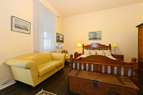 Edinburgh Gallery Bed & Breakfast - Accommodation Burleigh 31