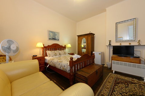 Edinburgh Gallery Bed & Breakfast - Accommodation Burleigh 41