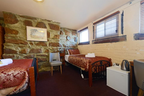 Edinburgh Gallery Bed & Breakfast - Accommodation Burleigh 9