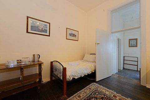 Edinburgh Gallery Bed & Breakfast - Accommodation Burleigh 40