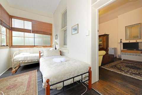 Edinburgh Gallery Bed & Breakfast - Accommodation Burleigh 39