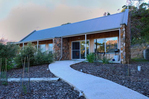 Freycinet Stone Studio 6 - Mica - Accommodation Burleigh 7