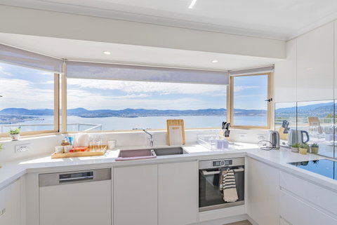 Nature & Relax House, Panoramic Sea View, Free Parking 37 - Accommodation Burleigh 4