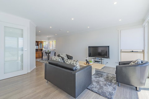 Nature & Relax House, Panoramic Sea View, Free Parking 37 - Accommodation Burleigh 25