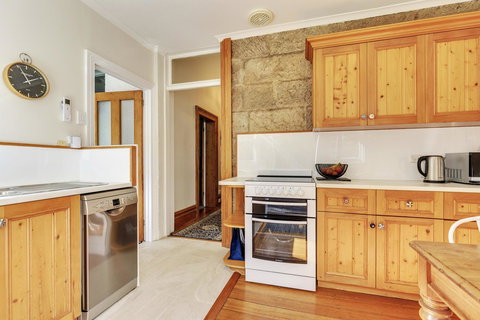 WEST NEST | Classic 3BR Hobart Terrace BEST Location, View, Close To City - Accommodation Burleigh 5