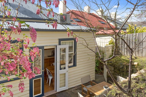 WEST NEST | Classic 3BR Hobart Terrace BEST Location, View, Close To City - Accommodation Burleigh 19