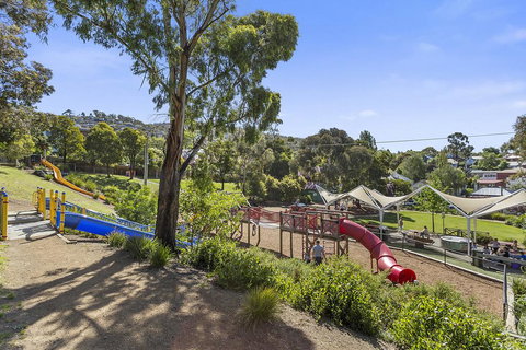 WEST NEST | Classic 3BR Hobart Terrace BEST Location, View, Close To City - Accommodation Burleigh 29