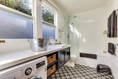 WEST NEST | Classic 3BR Hobart Terrace BEST Location, View, Close To City - Accommodation Burleigh 2