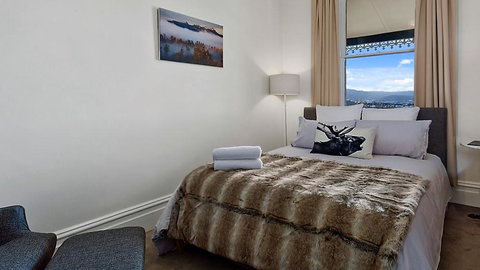 WEST NEST | Classic 3BR Hobart Terrace BEST Location, View, Close To City - Accommodation Burleigh 9