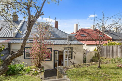 WEST NEST | Classic 3BR Hobart Terrace BEST Location, View, Close To City - Accommodation Burleigh 17