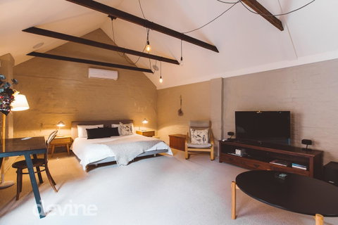 Devine Stays - Hayloft On ELizabeth - Accommodation Burleigh 1