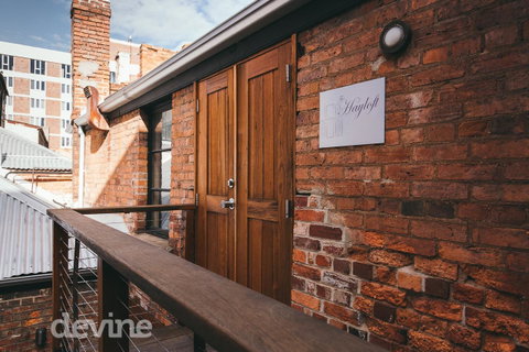 Devine Stays - Hayloft On ELizabeth - Accommodation Burleigh 10