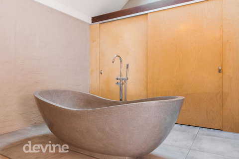 Devine Stays - Hayloft On ELizabeth - Accommodation Burleigh 2