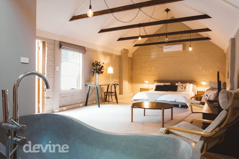 Devine Stays - Hayloft On ELizabeth - Accommodation Burleigh 13